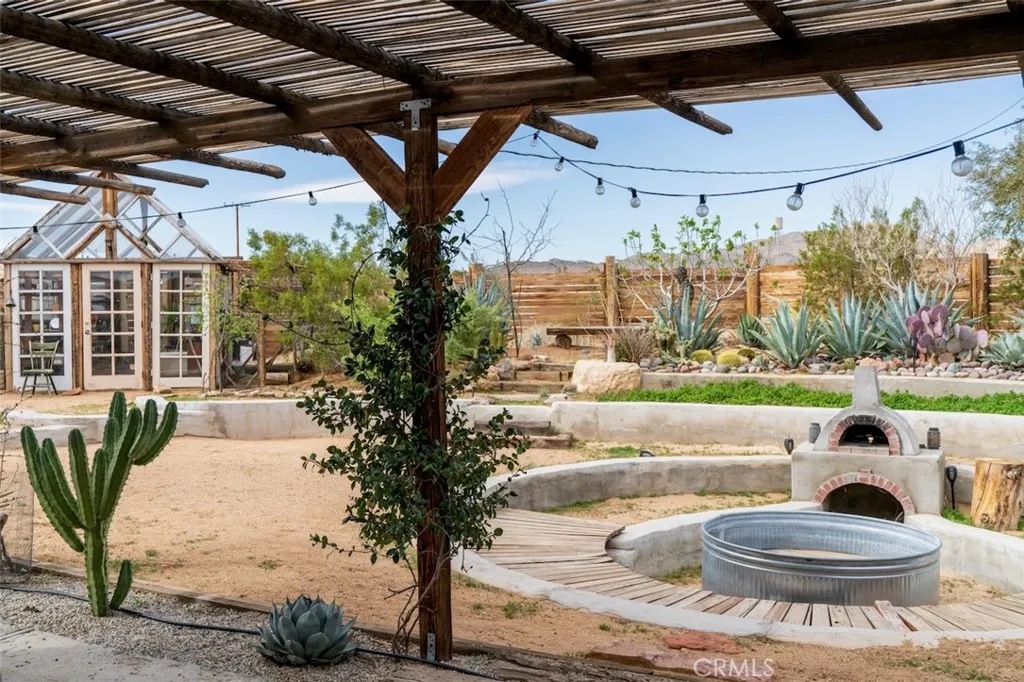 1919 Acoma Trail, Landers, California 92285 home-pic-4