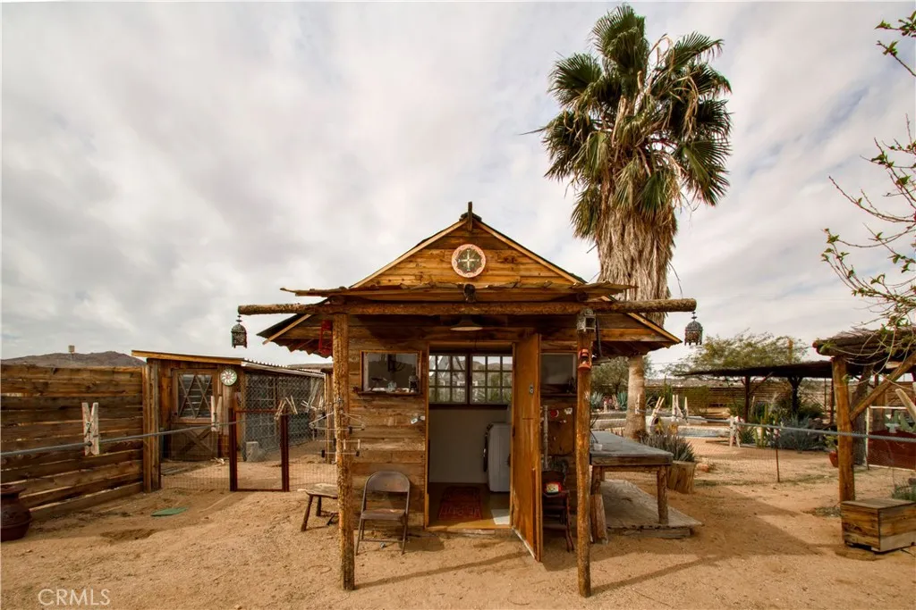 1919 Acoma Trail, Landers, California 92285 home-pic-24