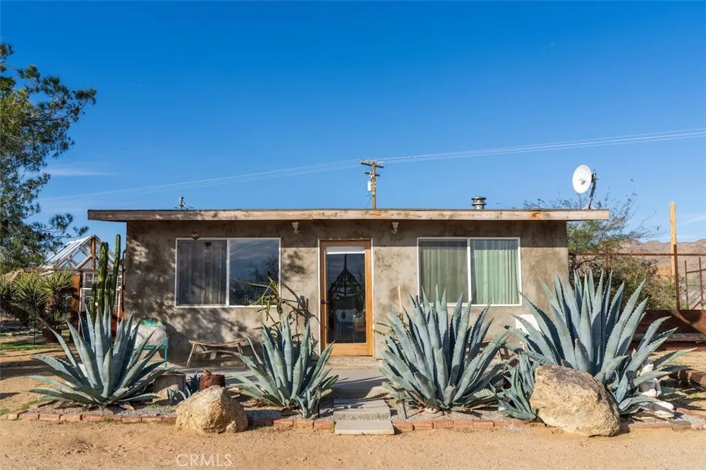 1919 Acoma Trail, Landers, California 92285 home-pic-8