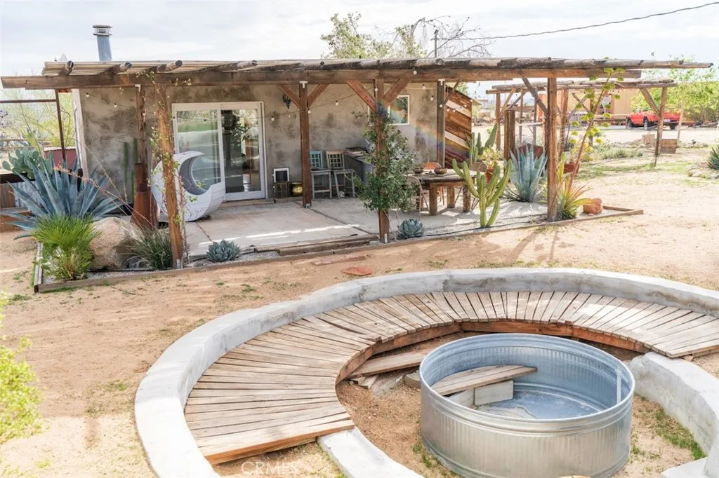 1919 Acoma Trail, Landers, California 92285 home-pic-5