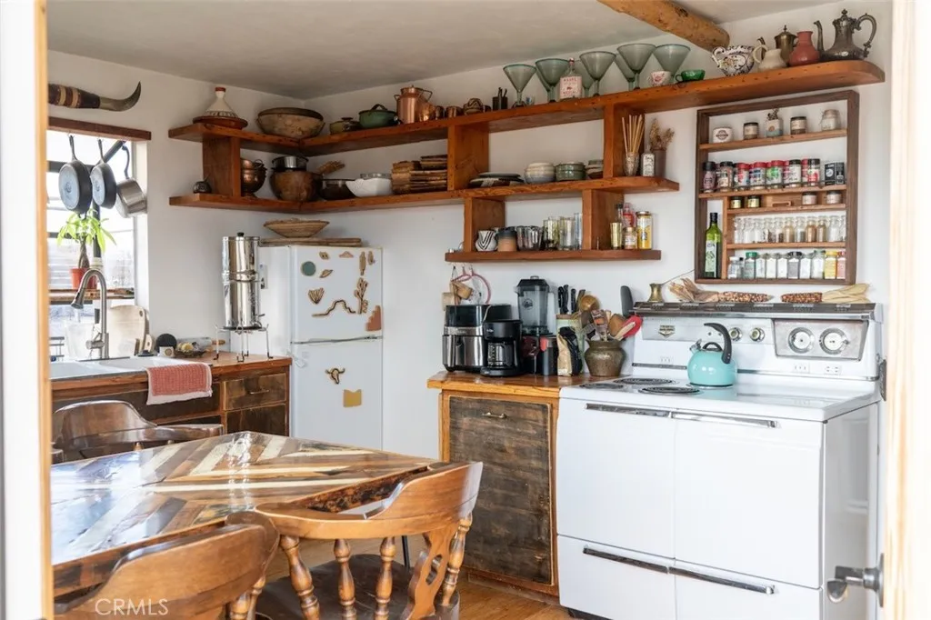 1919 Acoma Trail, Landers, California 92285 home-pic-15