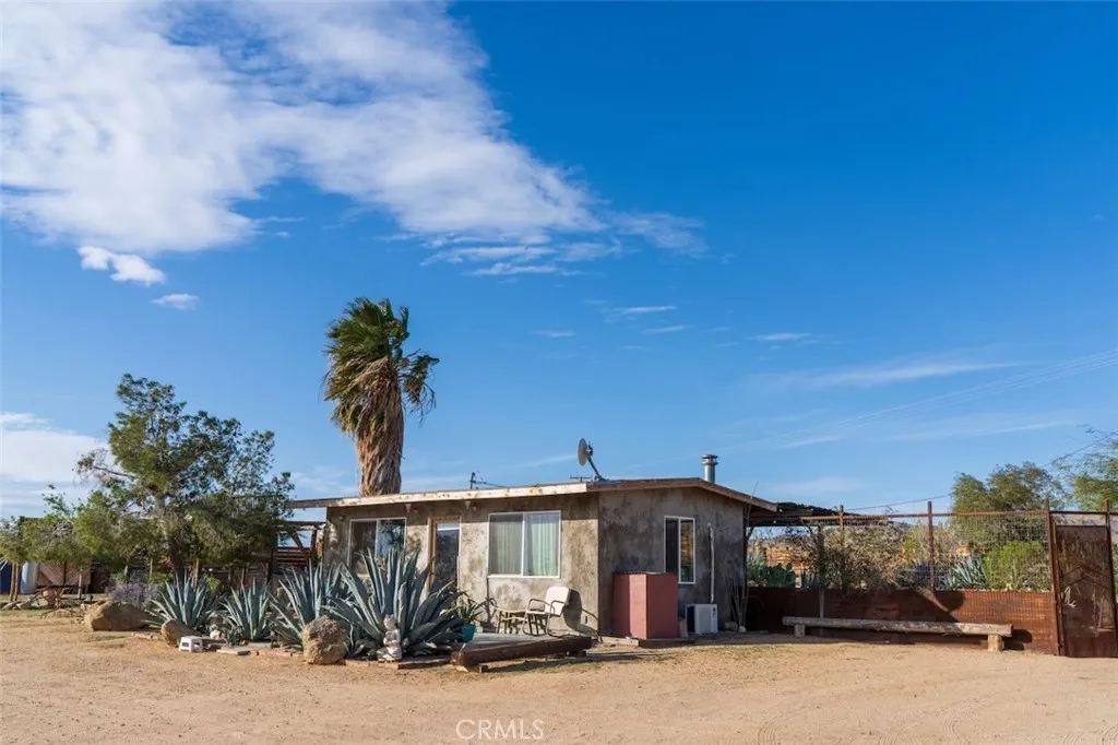 1919 Acoma Trail, Landers, California 92285 home-pic-9