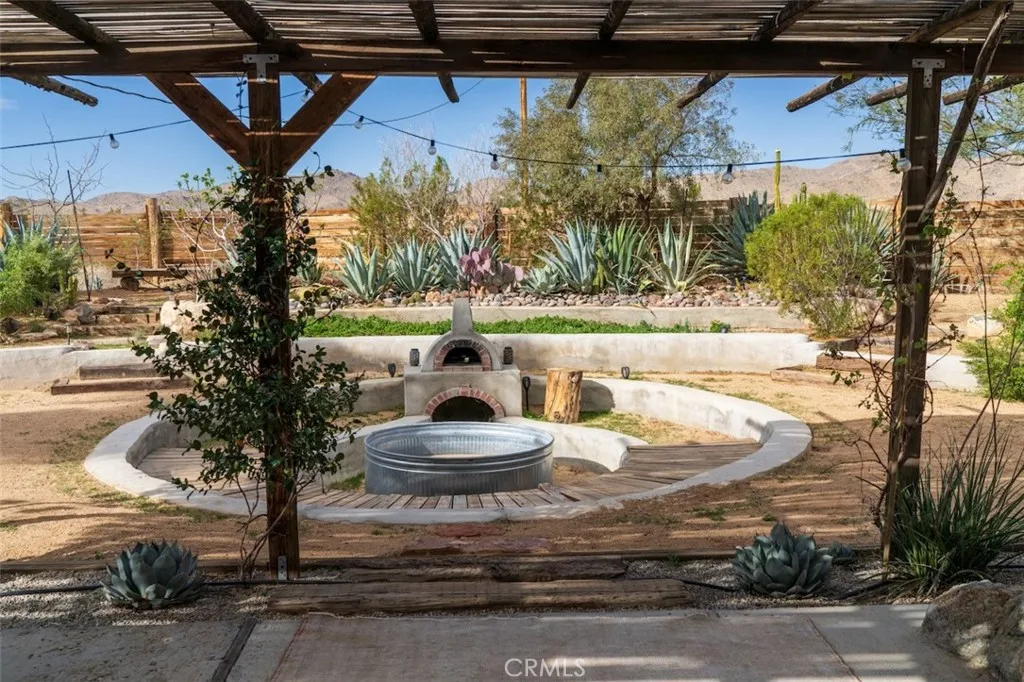 1919 Acoma Trail, Landers, California 92285 home-pic-3