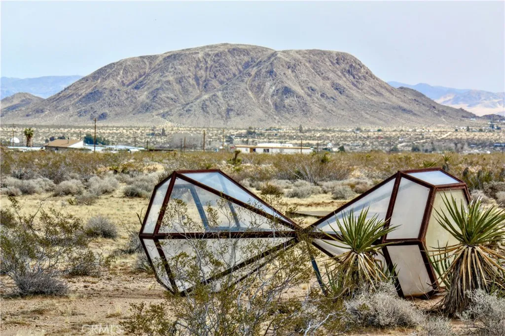 1919 Acoma Trail, Landers, California 92285 home-pic-43