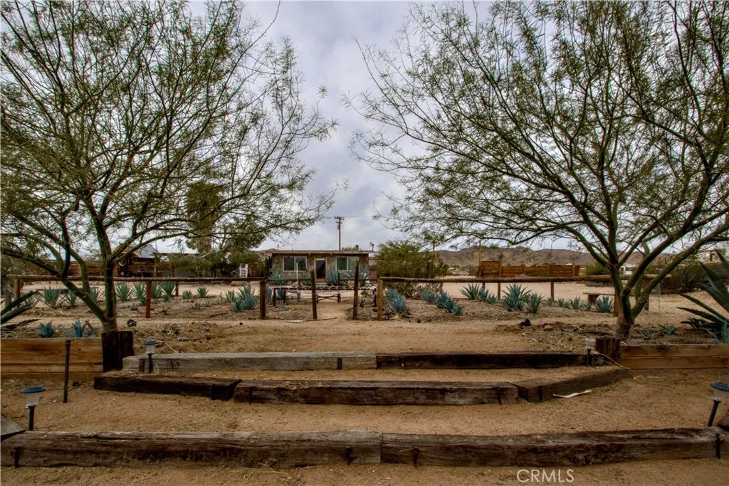 1919 Acoma Trail, Landers, California 92285 home-pic-22