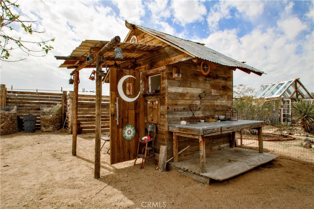 1919 Acoma Trail, Landers, California 92285 home-pic-23