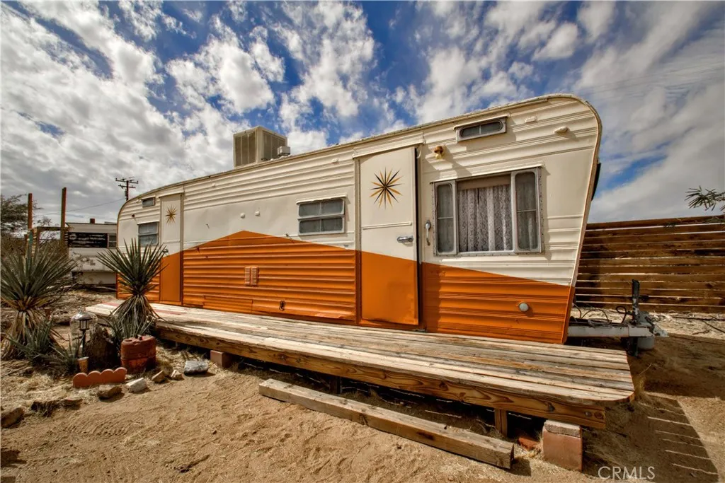 1919 Acoma Trail, Landers, California 92285 home-pic-35