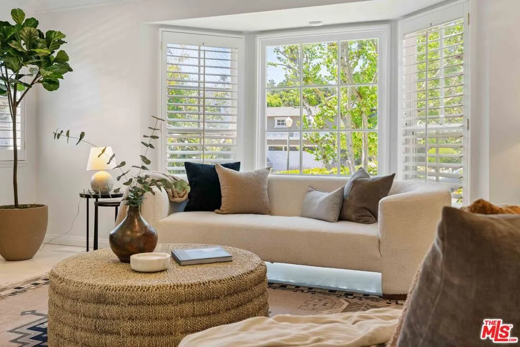 300 N Bowling Green Way, Los Angeles, California 90049 home-pic-3