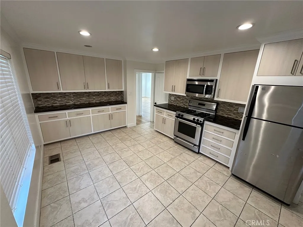 3907 Fredonia Drive, Los Angeles, California 90068 home-pic-9