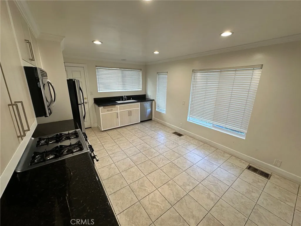 3907 Fredonia Drive, Los Angeles, California 90068 home-pic-8