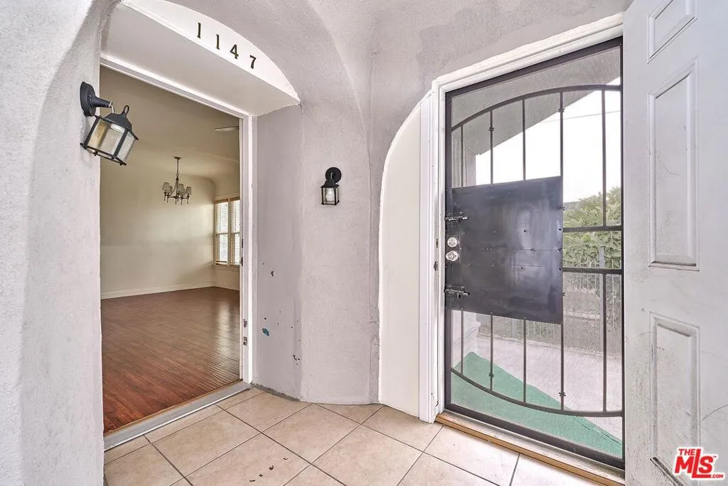 1147 S Mariposa Avenue, Los Angeles, California 90006 home-pic-3