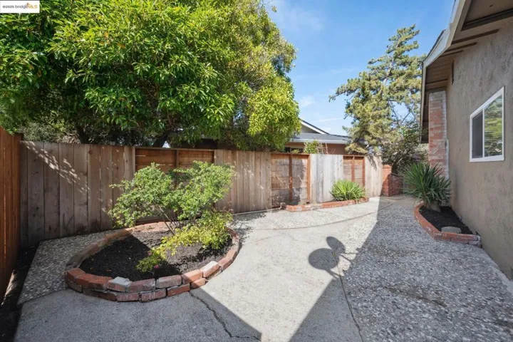 218 Brenda Ct, Pinole, California 94564-1924
