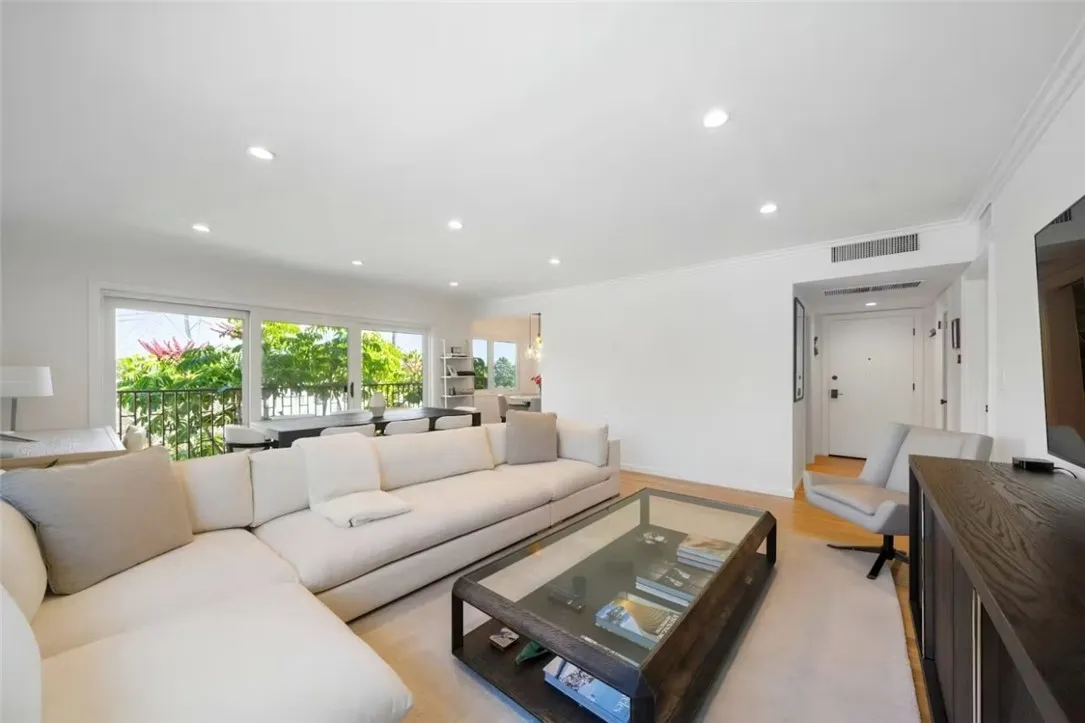 3407 Huxley Street 31, Los Angeles, California 90027, 2 Bedrooms Bedrooms, ,2 BathroomsBathrooms,Residential Lease,For Rent,Huxley,WS25095561