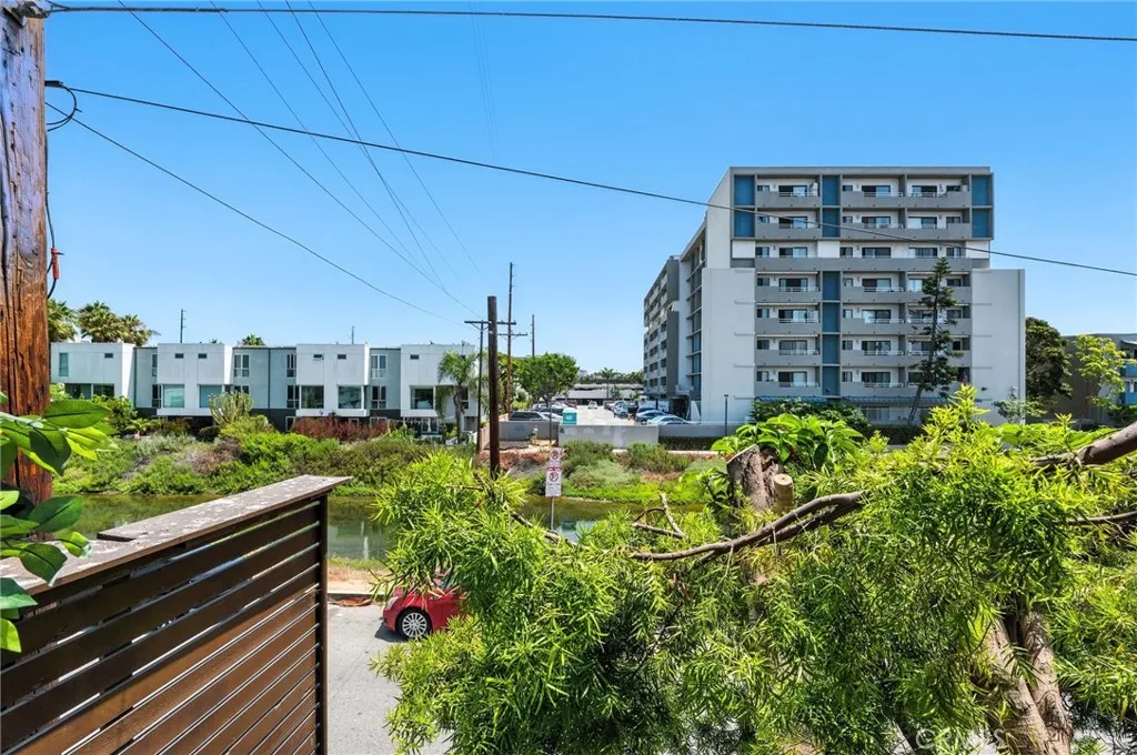 3315 Strongs Drive, Venice, California 90292 home-pic-36