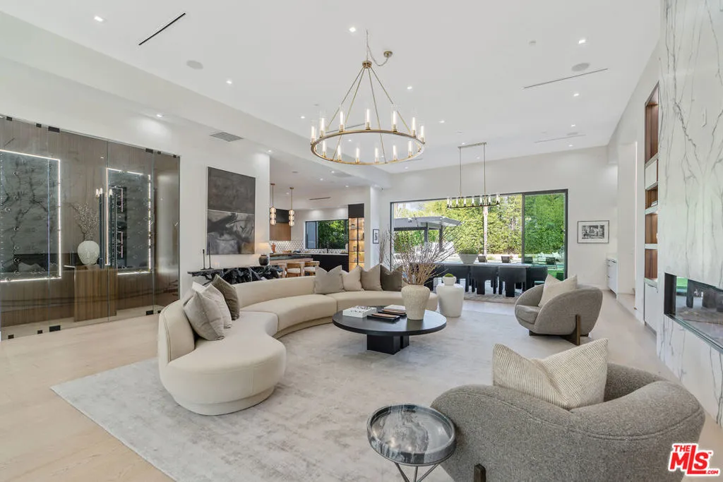 5354 Vanalden Avenue, Tarzana, California 91356 home-pic-3