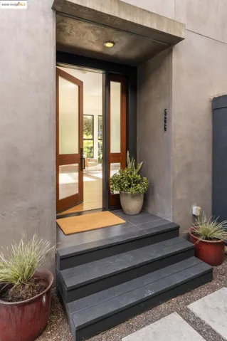 586 66th St, Oakland, California 94609