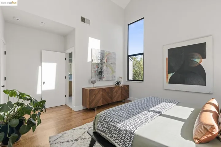586 66th St, Oakland, California 94609