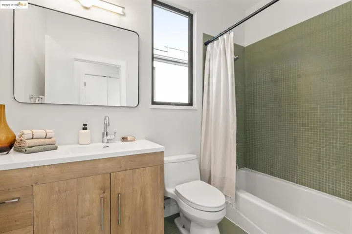 586 66th St, Oakland, California 94609