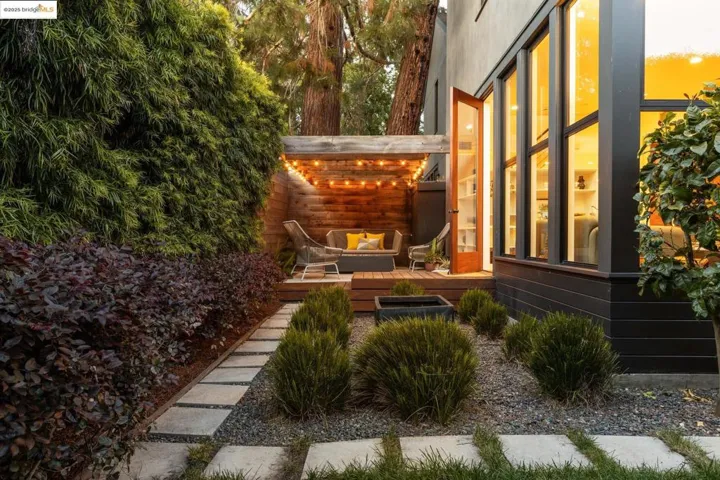 586 66th St, Oakland, California 94609