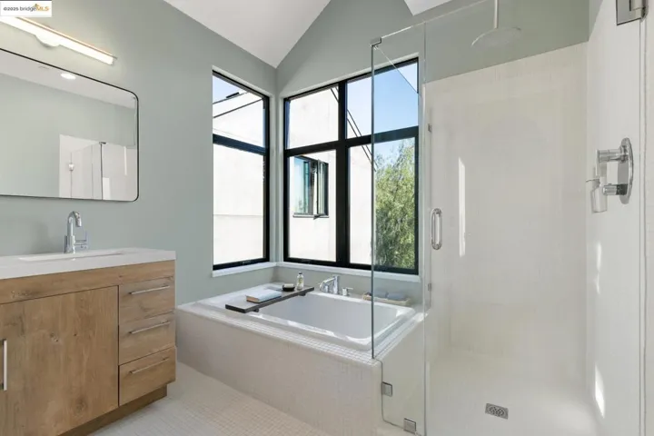 586 66th St, Oakland, California 94609