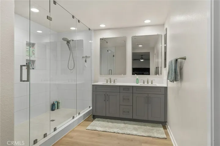 Primary en suite bathroom