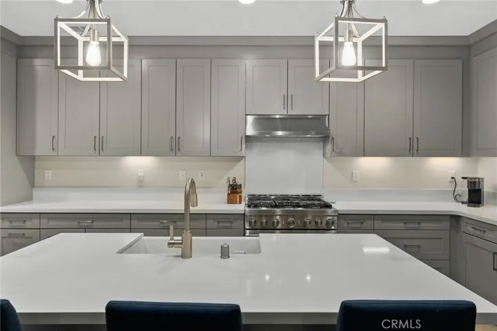 Spacious island Kitchen