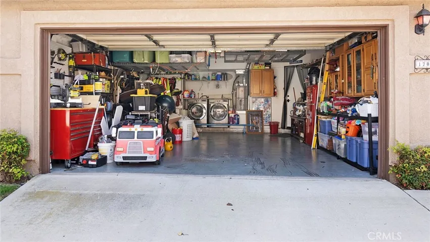 Garage w/ laundry and added storage