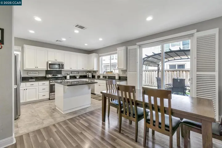 eat in kitchen area