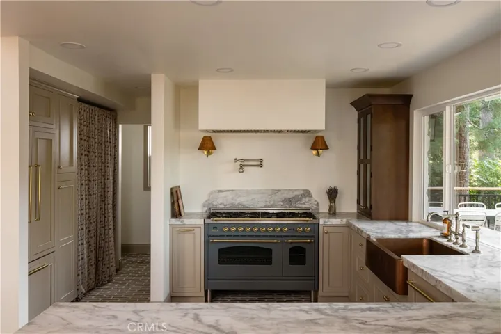 468 Sky View Ridge Drive, Lake Arrowhead, California 92352