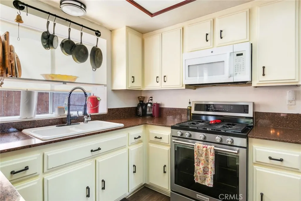 589 S Sutter Avenue, San Bernardino, California 92410 home-pic-11