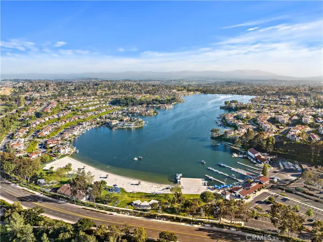 As a homeowner in Stoneybrook the Lake Mission Viejo is part of the resident's playground!