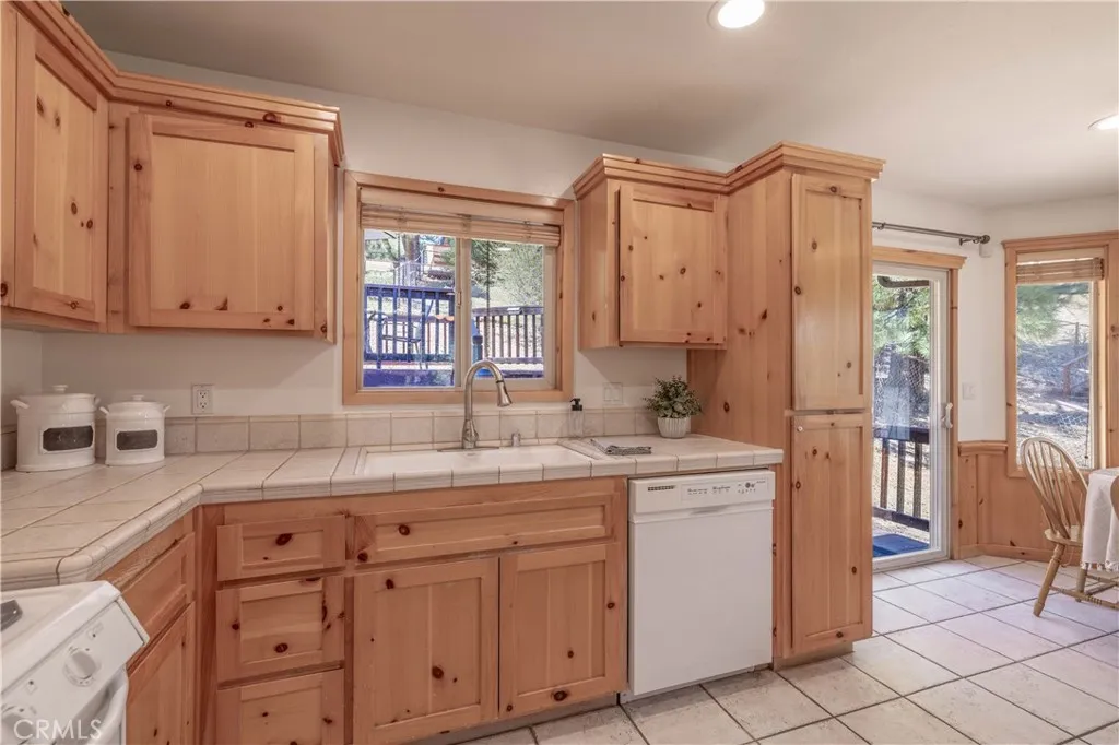 1065 S Minton Avenue, Big Bear City, California 92314 home-pic-10