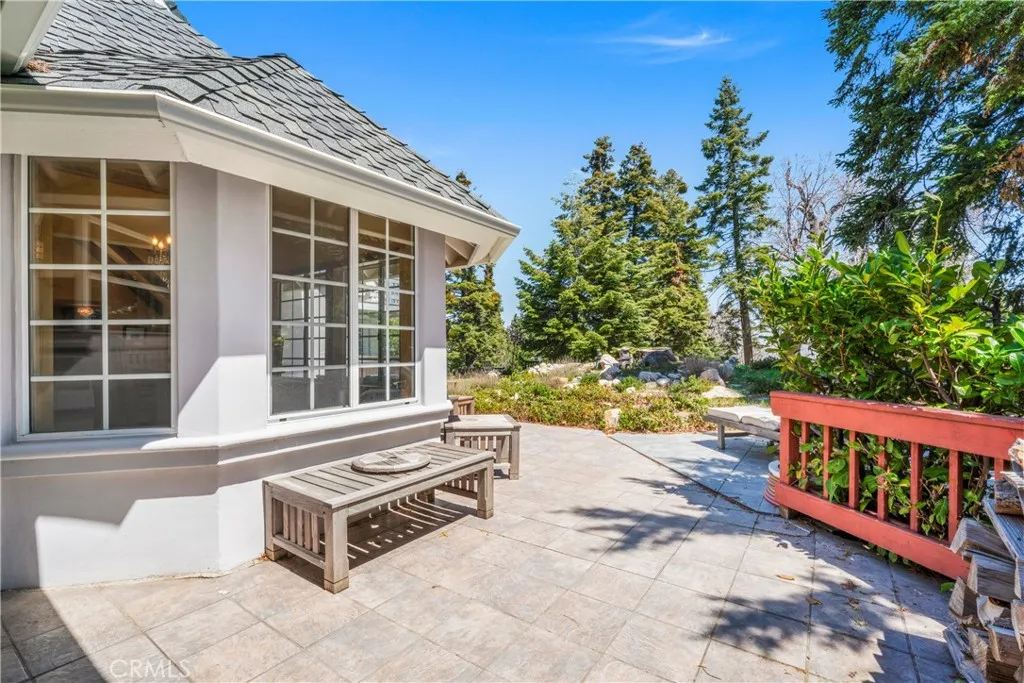 1031 Black Oaks Drive, Lake Arrowhead, California 92352 home-pic-11