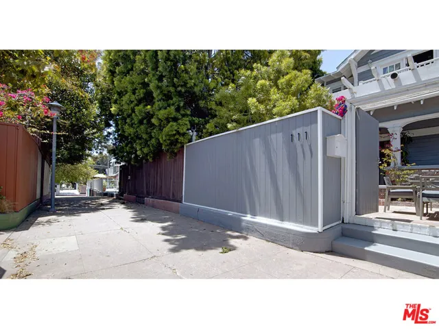 111 Dudley Avenue, Venice, California 90291