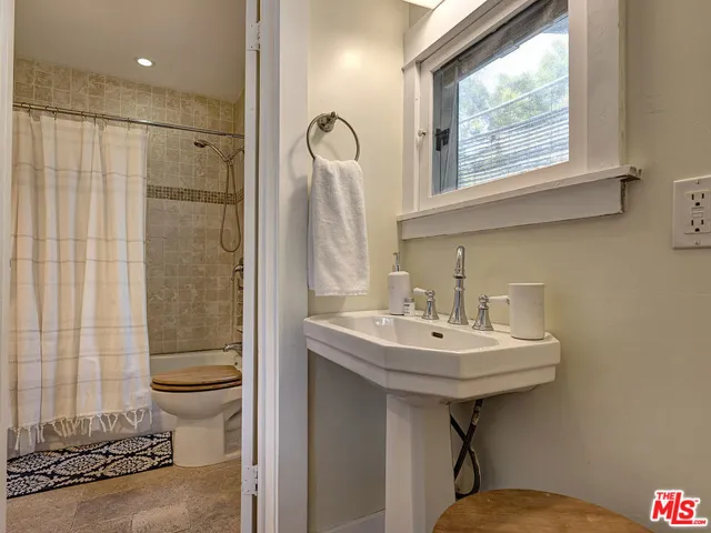 111 Dudley Avenue, Venice, California 90291