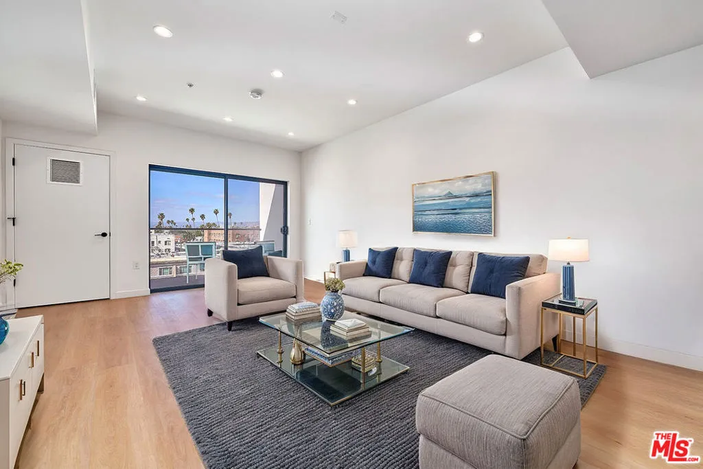 321 S Oxford Avenue 305, Los Angeles, California 90010 home-pic-3