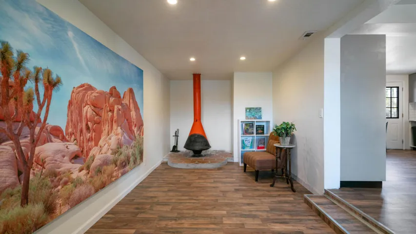 Sittign area off of living room