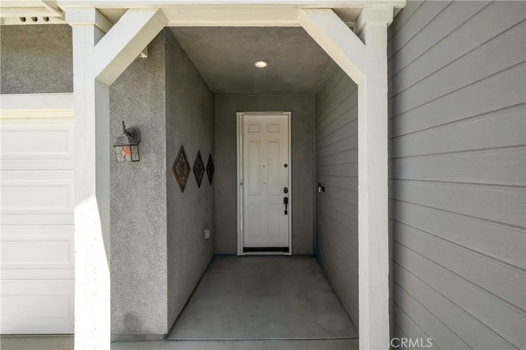 11126 Whitebark Lane, Corona, California 92883 home-pic-2