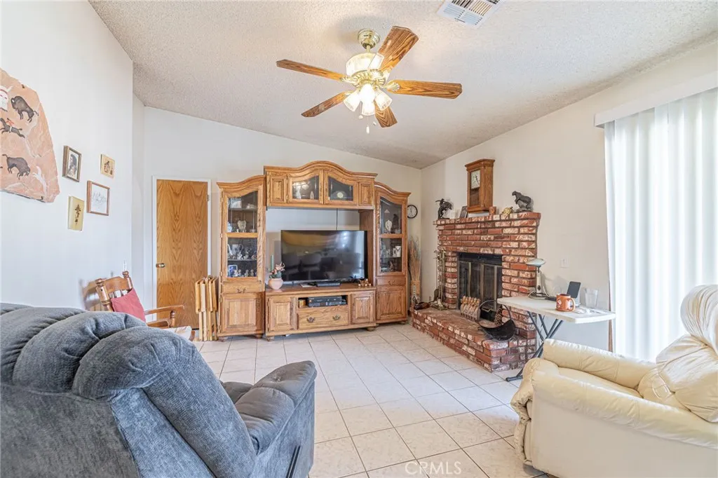 8541 W Avenue D, Lancaster, California 93536 home-pic-28