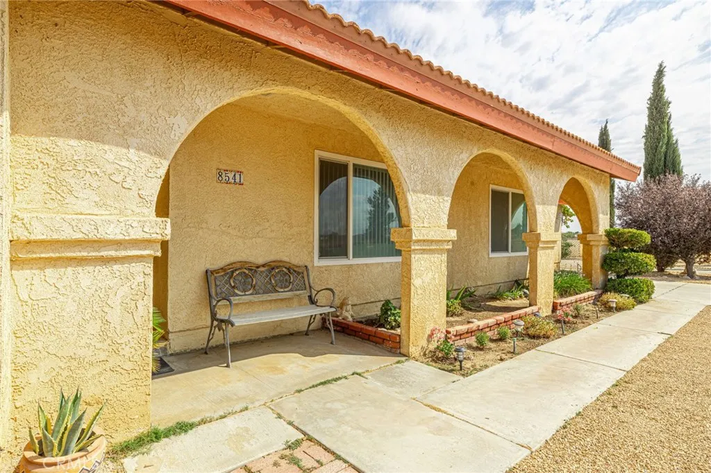 8541 W Avenue D, Lancaster, California 93536 home-pic-7