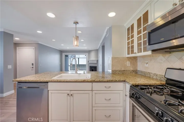 Opens floor Kitchen overlooks Livingroom 
