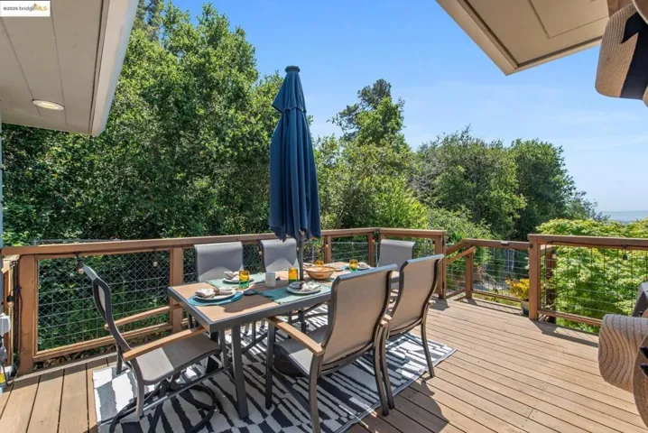Al fresco dining off the kitchen