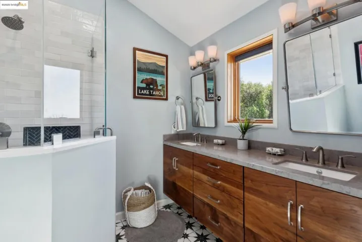 Primary bathroom en suite