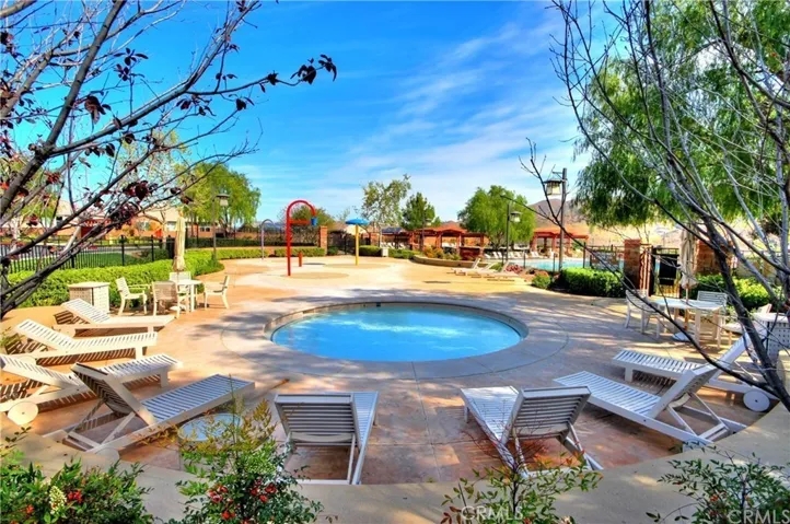 The Sycamore creek association has a nice area with lots of lounge chairs, splash pads, and kiddie pool.