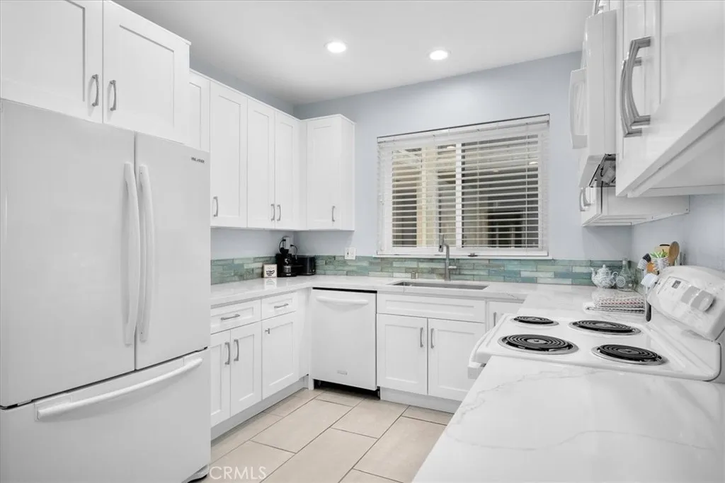 5216 Yarmouth Avenue 106, Encino, California 91316 home-pic-4