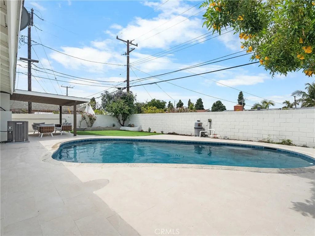 724 S Sail Street, Santa Ana, California 92704 home-pic-35
