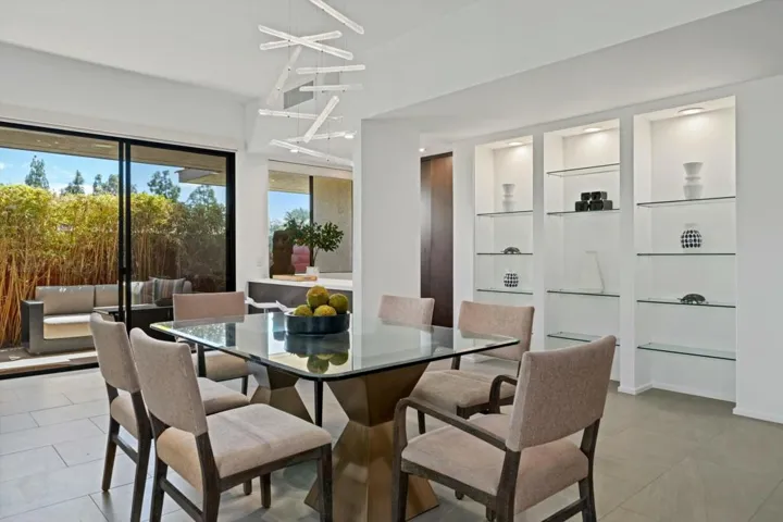 Dining Area & Bar