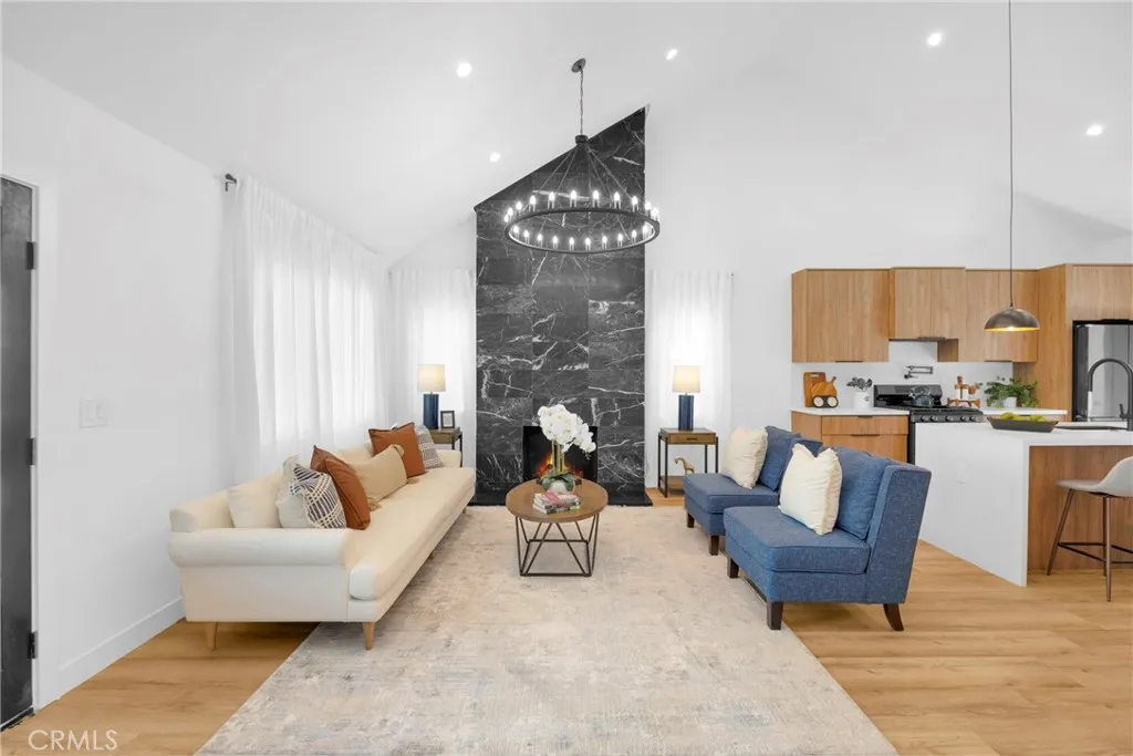 335 N Harvard Boulevard, Los Angeles, California 90004 home-pic-4