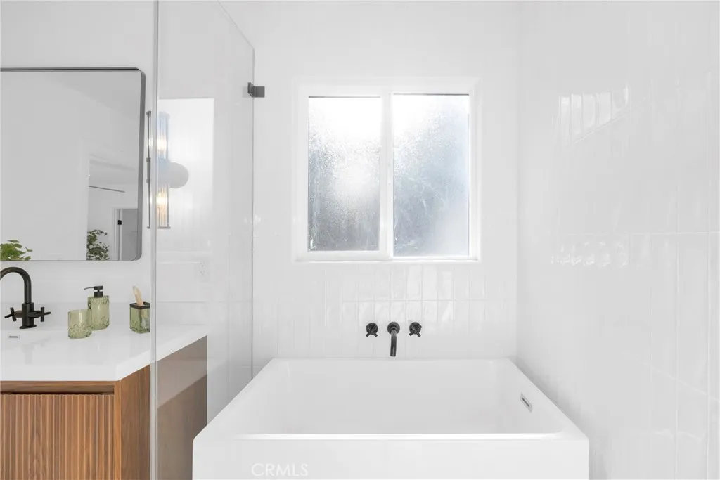 335 N Harvard Boulevard, Los Angeles, California 90004 home-pic-37