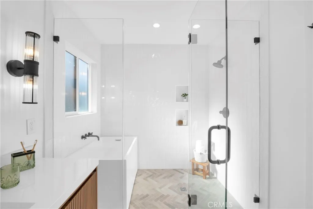 335 N Harvard Boulevard, Los Angeles, California 90004 home-pic-36